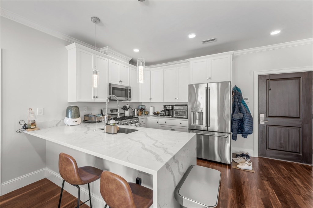 87 Medford St 209