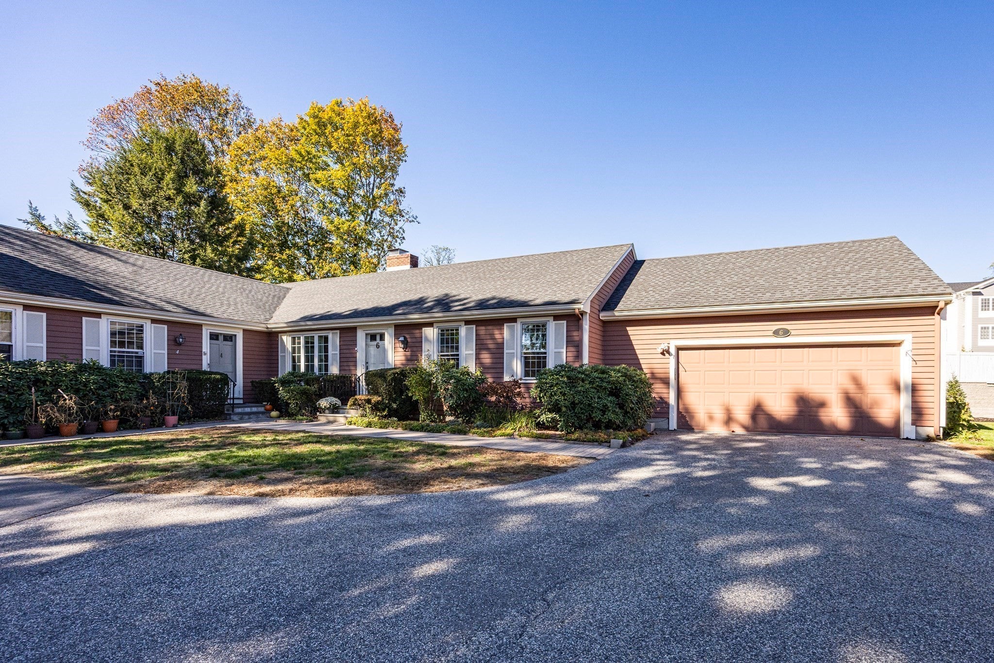 6 Lois Ln