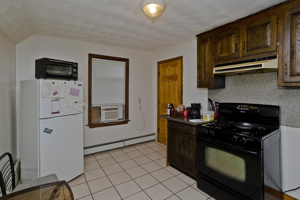 Springfield, Massachusetts 01151, United States, 4 Bedrooms Bedrooms, ,2 BathroomsBathrooms,Residential,Active,140386