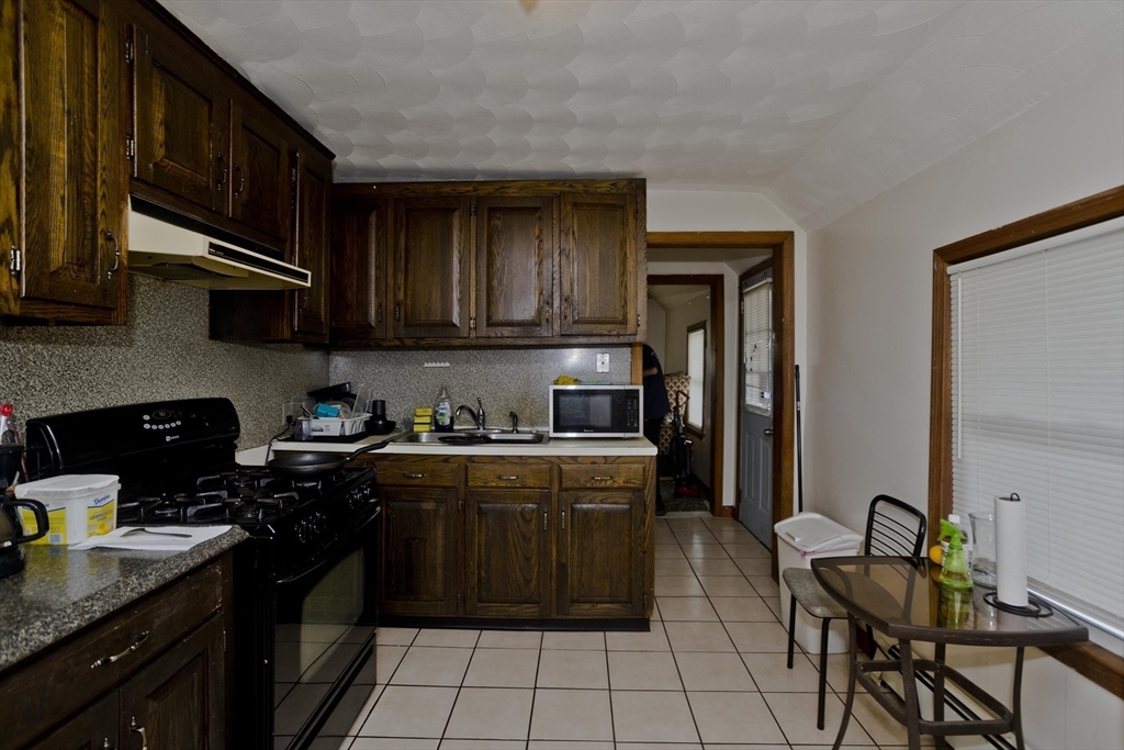 Springfield, Massachusetts 01151, United States, 4 Bedrooms Bedrooms, ,2 BathroomsBathrooms,Residential,Active,140386