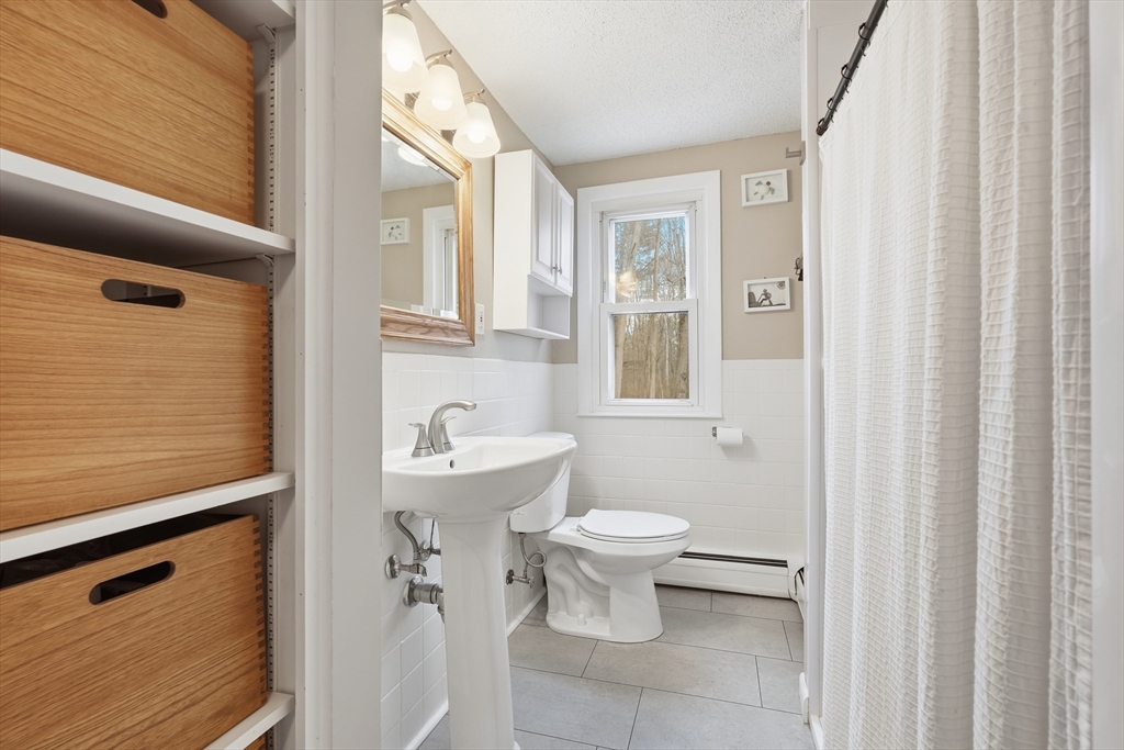 West Springfield, Massachusetts 01089, United States, 3 Bedrooms Bedrooms, ,2 BathroomsBathrooms,Residential,Active,242912