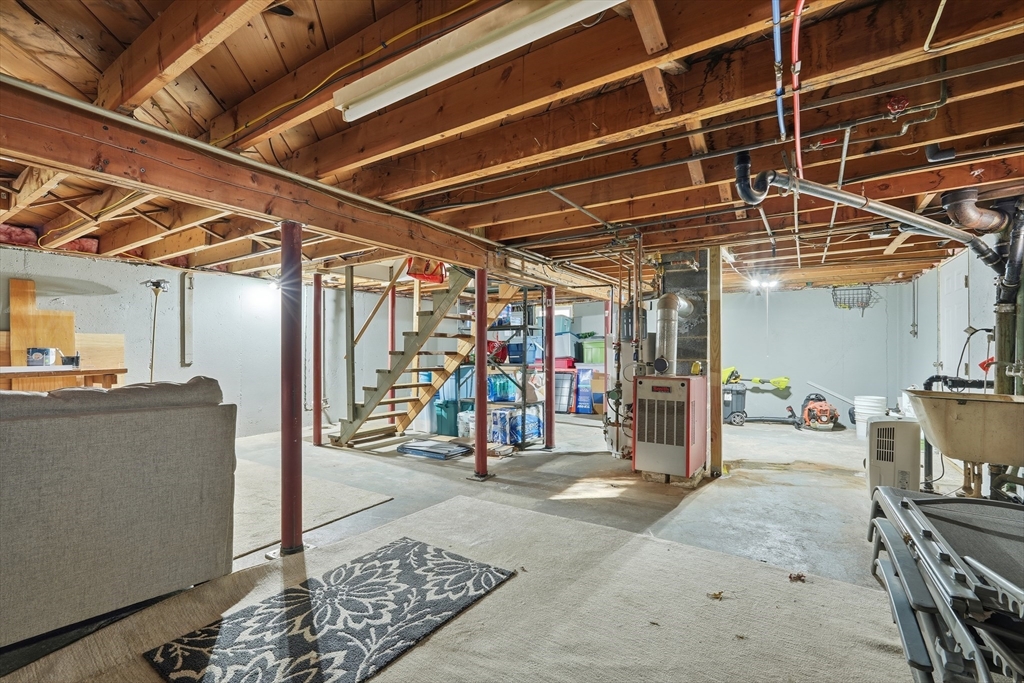 West Springfield, Massachusetts 01089, United States, 3 Bedrooms Bedrooms, ,2 BathroomsBathrooms,Residential,Active,242912