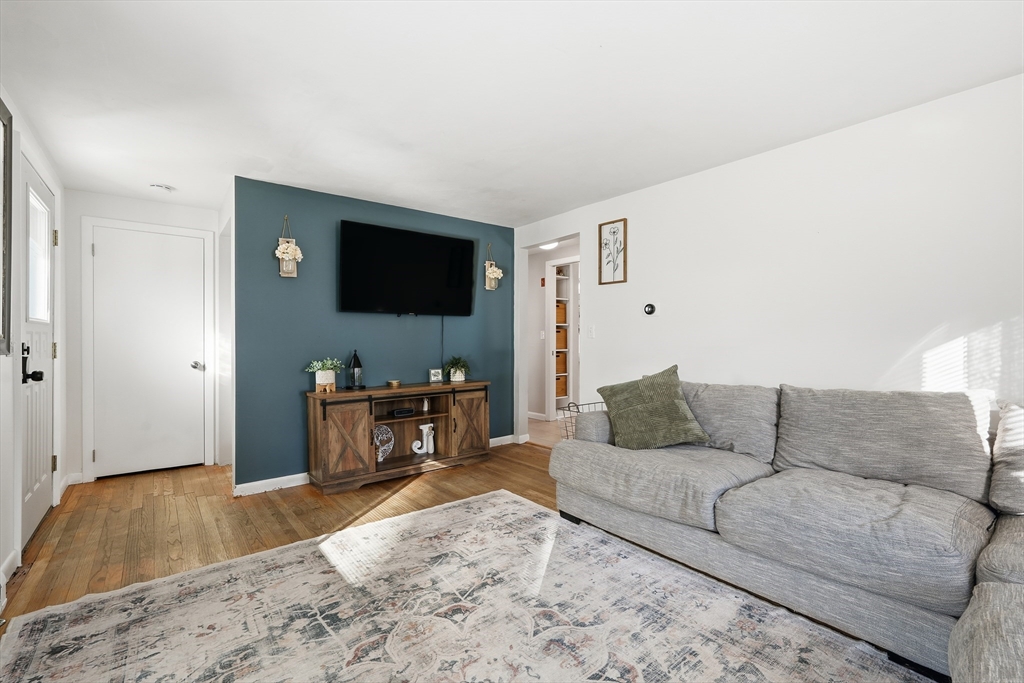 West Springfield, Massachusetts 01089, United States, 3 Bedrooms Bedrooms, ,2 BathroomsBathrooms,Residential,Active,242912