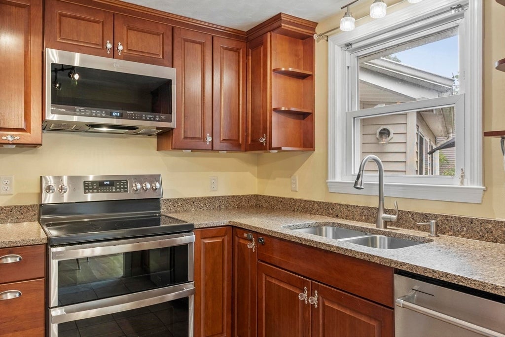 2 Stratton Dr