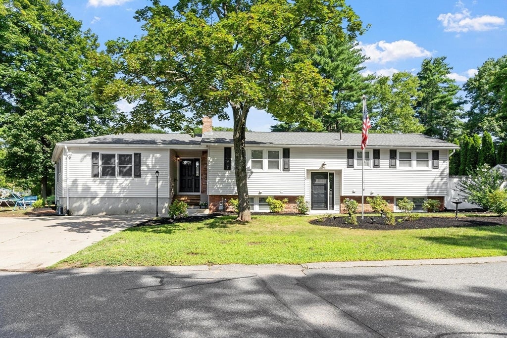 Photo of 2 Stratton Dr, Hudson, MA