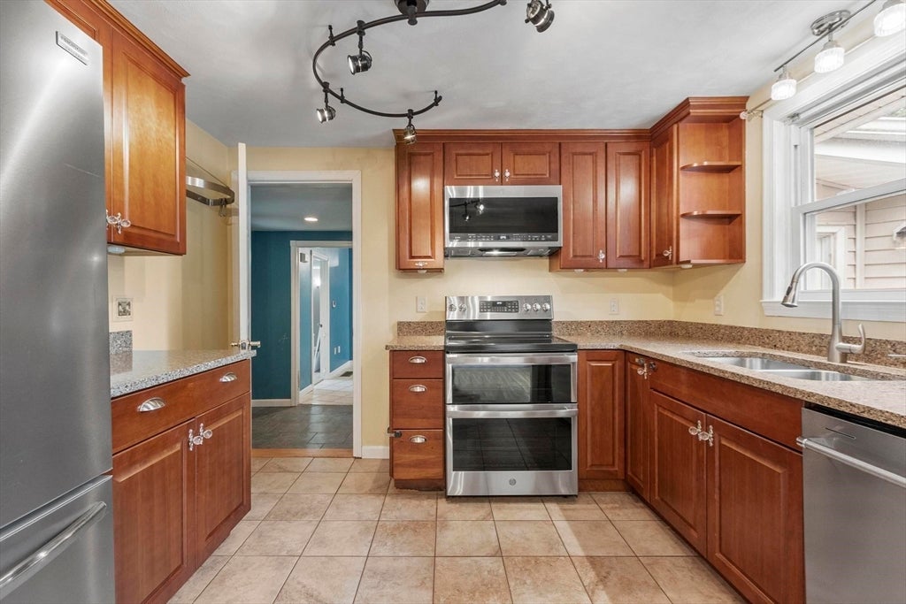 2 Stratton Dr