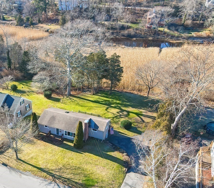 22 Riverside Dr