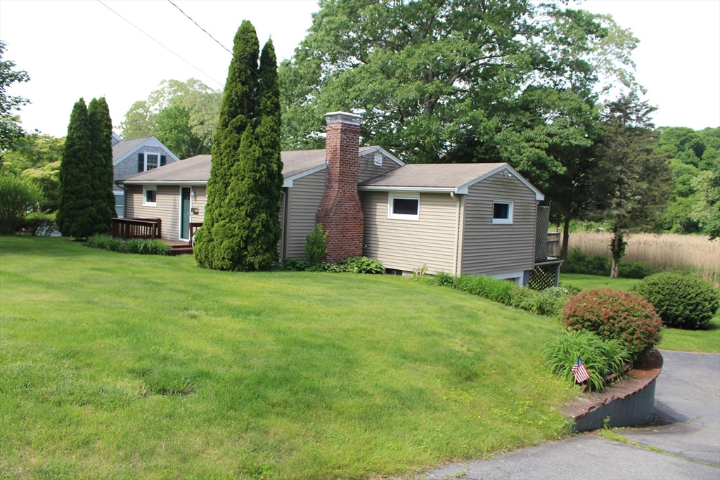 22 Riverside Dr