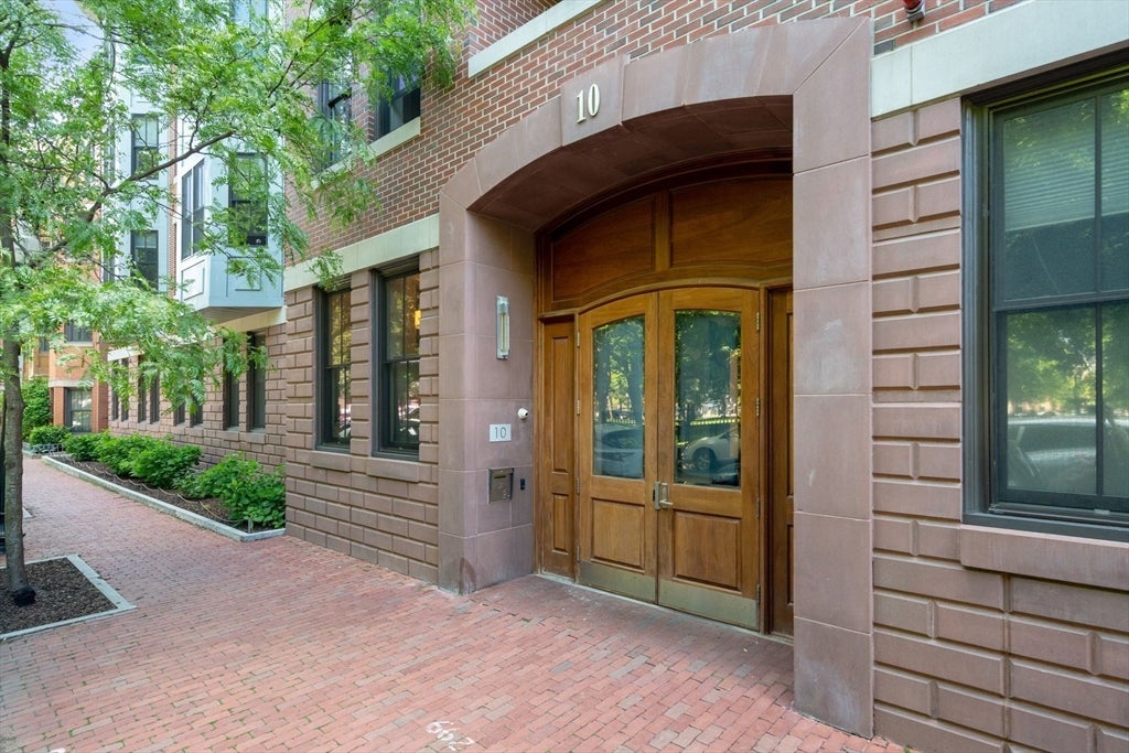 10 St George Street 406