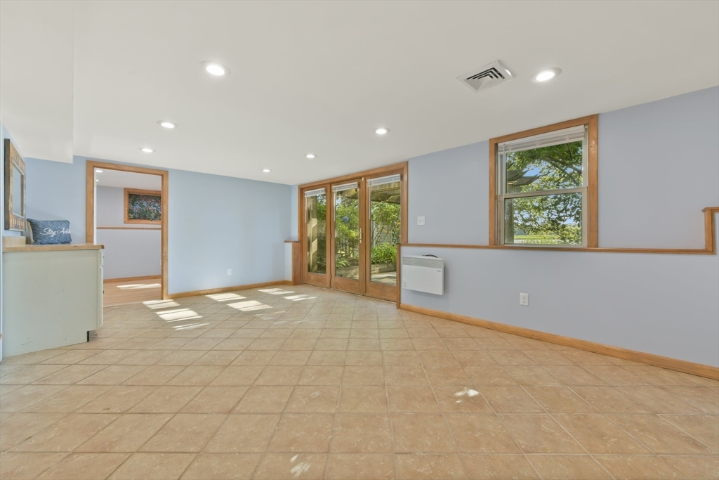 Westport, Massachusetts 02790, United States, 3 Bedrooms Bedrooms, ,2 BathroomsBathrooms,Residential,Active,172269