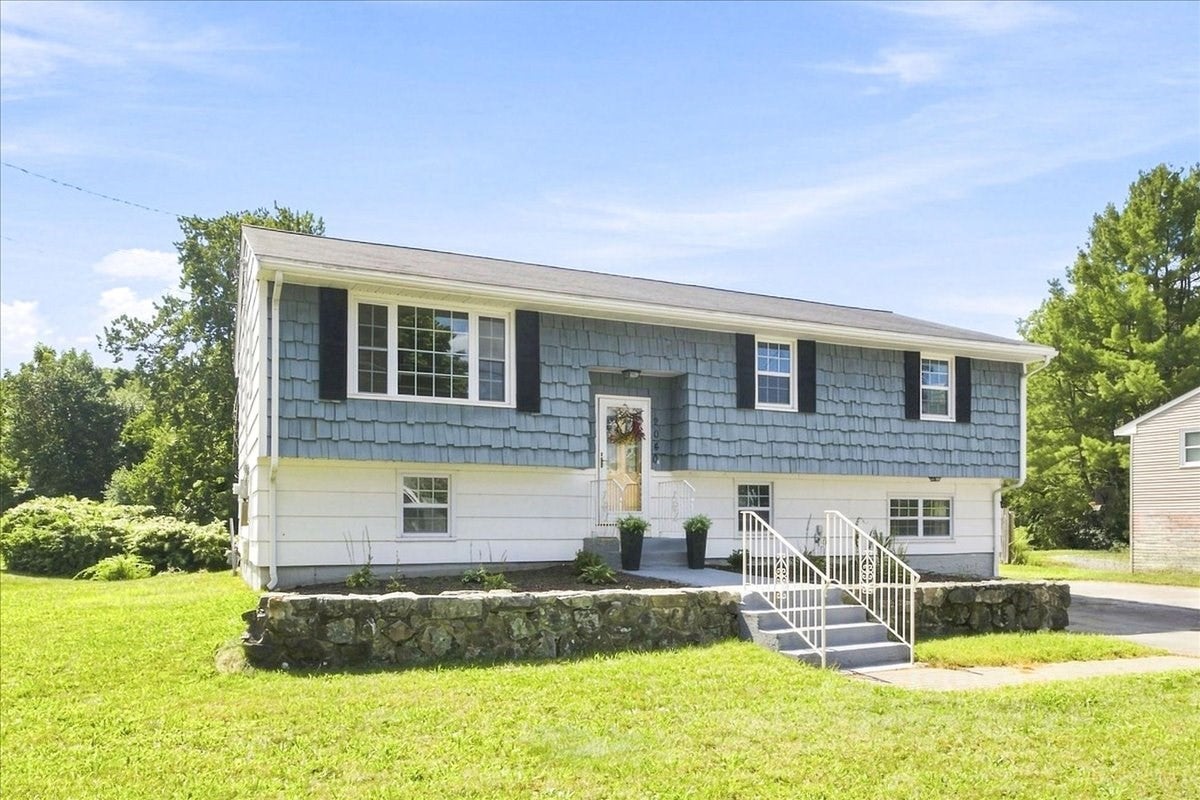Photo of 2040 Central St, Stoughton, MA