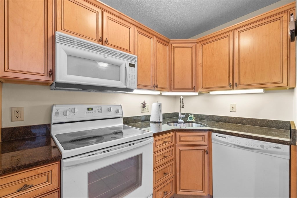 700 Brookside Dr #J, Andover, MA Photo #10