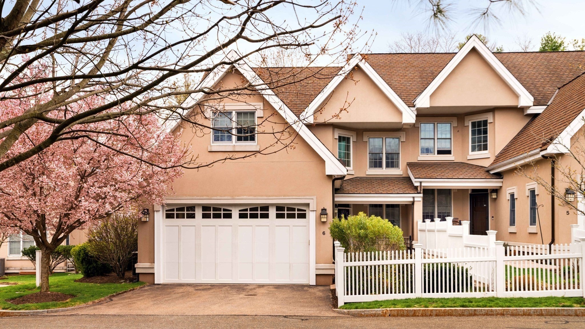 287 Langley Rd 6, Newton MA 02459