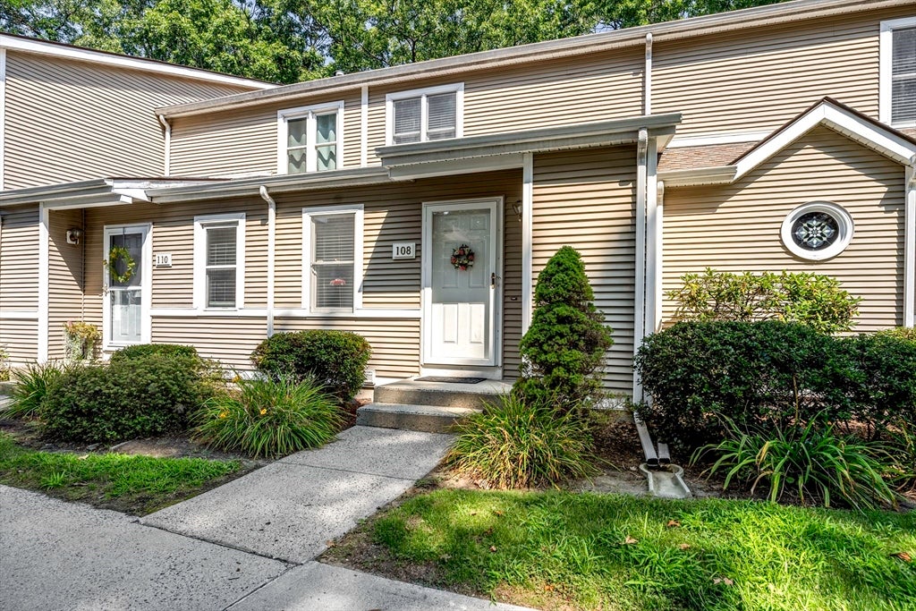Photo of 61 Abbey Memorial Dr, Chicopee, MA