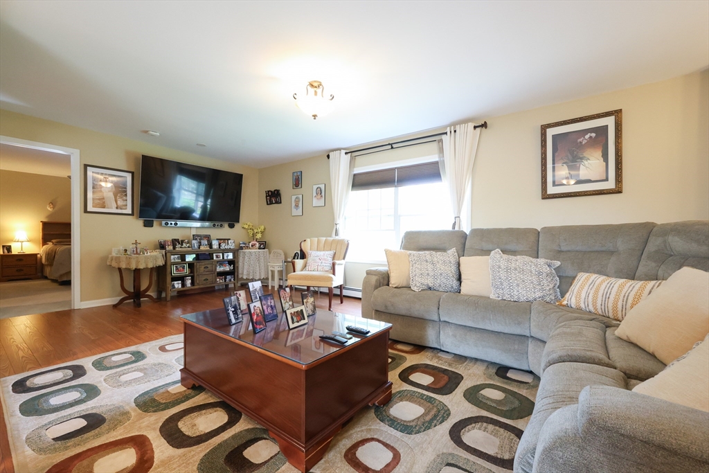 4 Colonial Rd