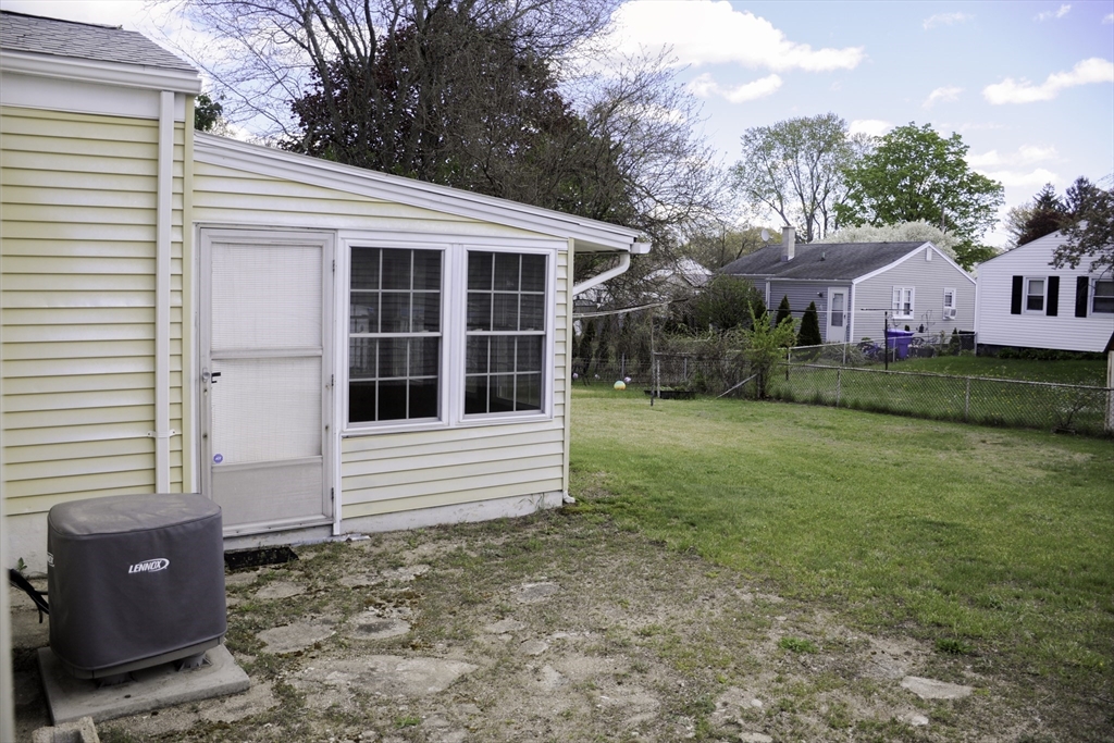 17 Mcbride St, Springfield, MA Photo #9