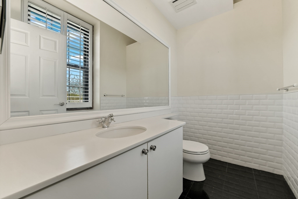 Boston, Massachusetts 02124, United States, 2 Bedrooms Bedrooms, ,3 BathroomsBathrooms,Residential,Active,125120