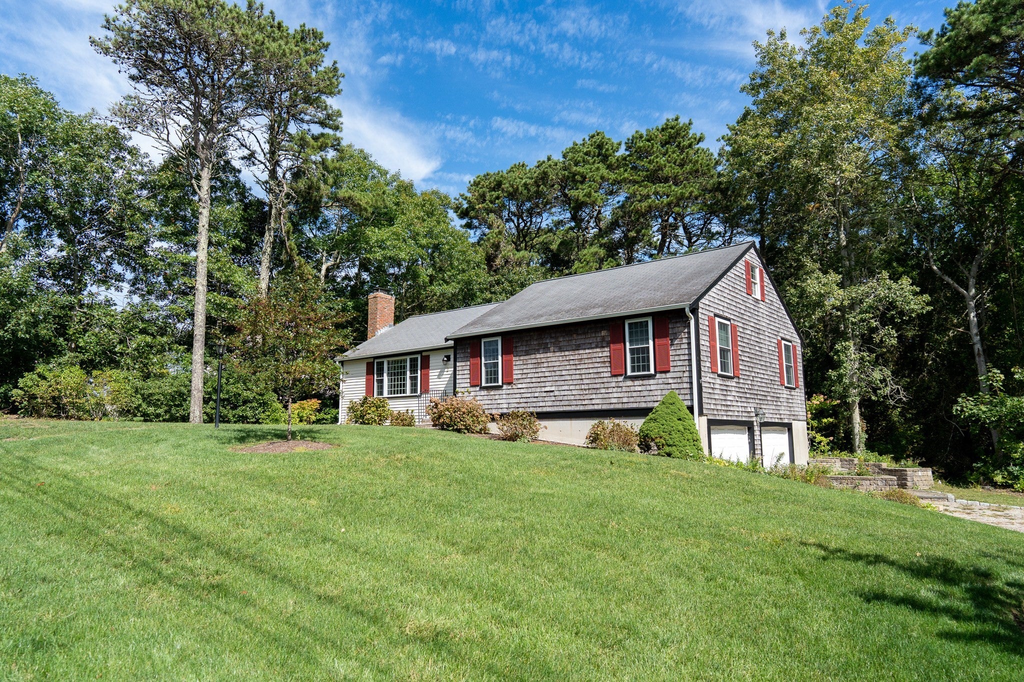 2 Mohegan Ln