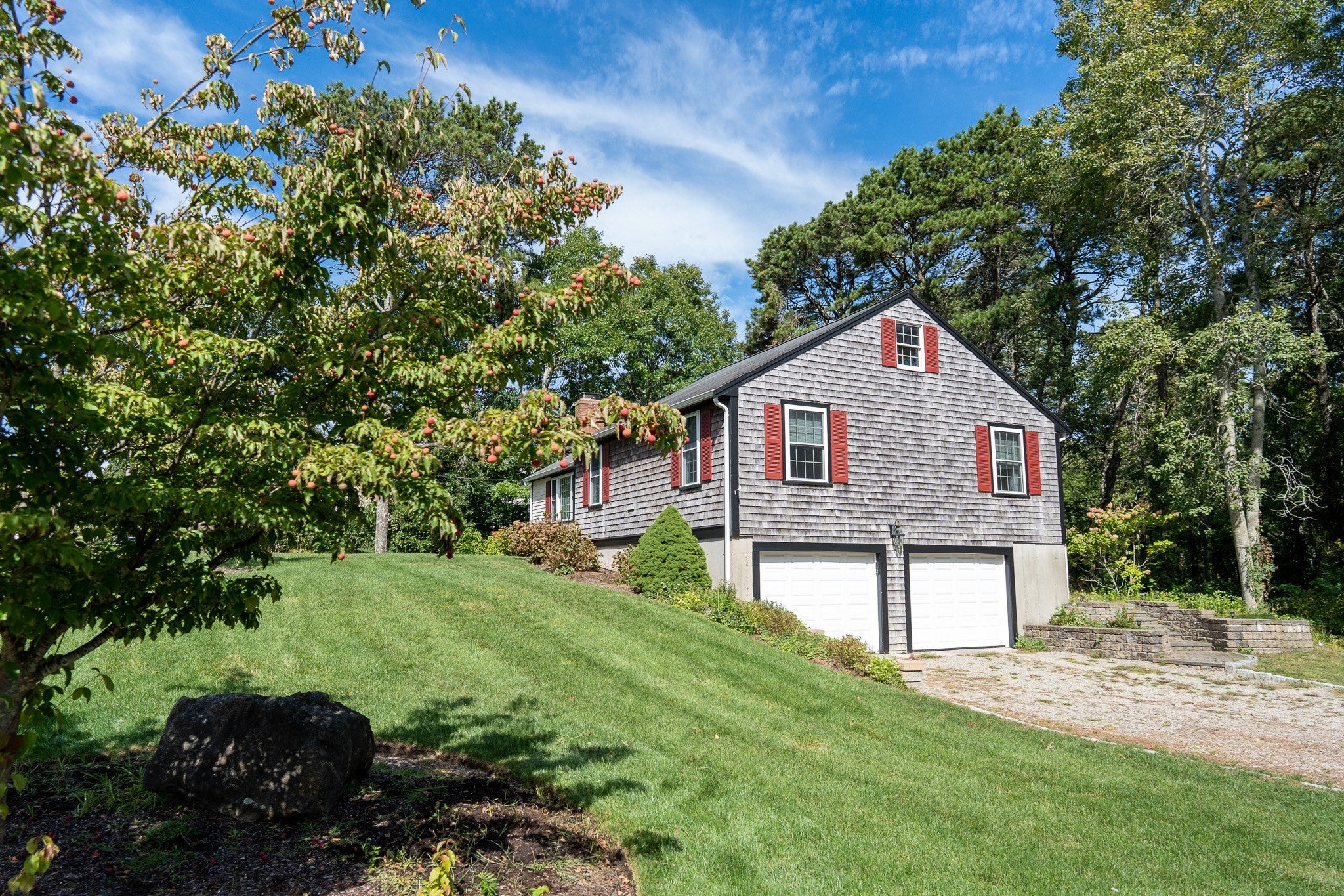 2 Mohegan Ln