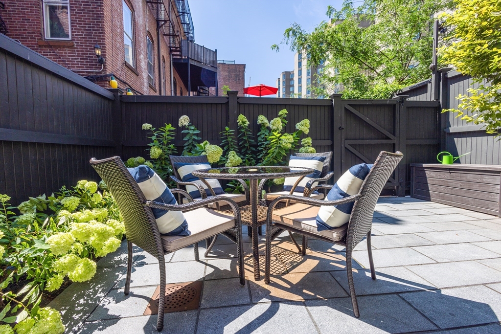 256 W Newton Street 1