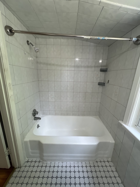 Framingham, Massachusetts 01702, United States, 2 Bedrooms Bedrooms, ,1 BathroomBathrooms,Residential,Active,224199