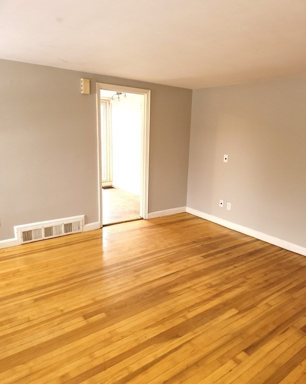 Framingham, Massachusetts 01702, United States, 2 Bedrooms Bedrooms, ,1 BathroomBathrooms,Residential,Active,224199