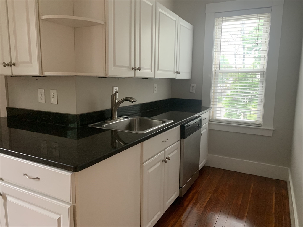 Click for 176 Chestnut St #2, Waltham, MA slideshow
