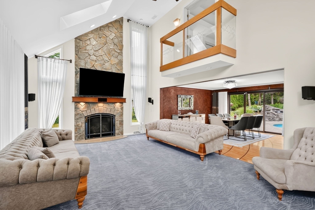 56 Cardinal Ln