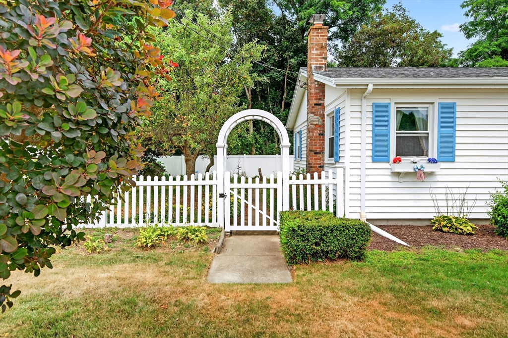 4 Lincoln Dr