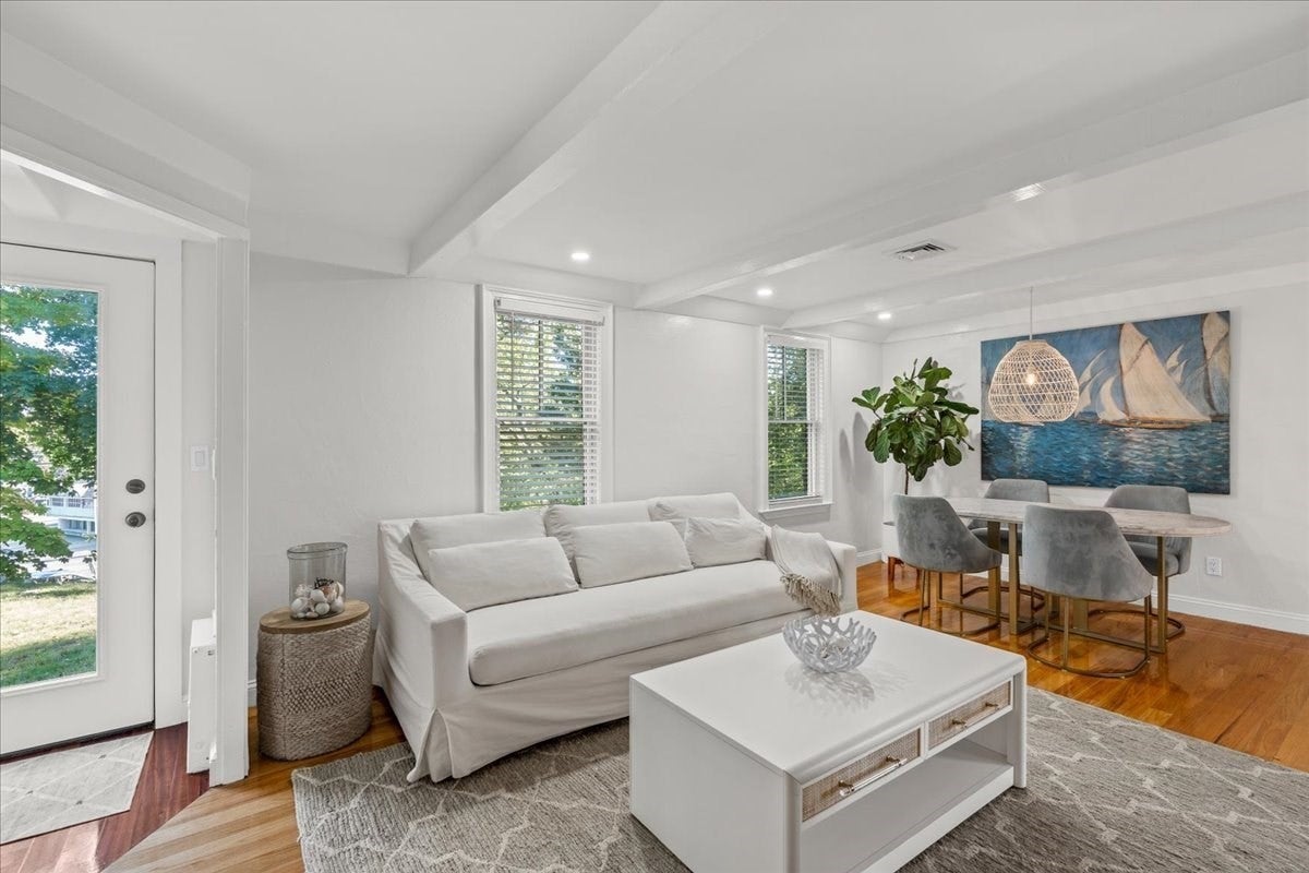 8 Forest Ave