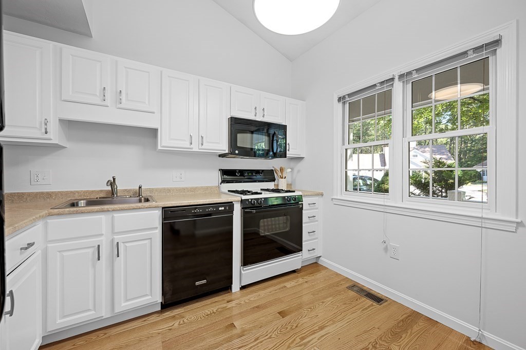 8 Stratton Dr 8
