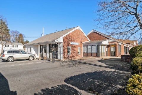 Photo of 655 Saw Mill Brook Pkwy #E, Newton, MA 02459 (MLS # 73532392)