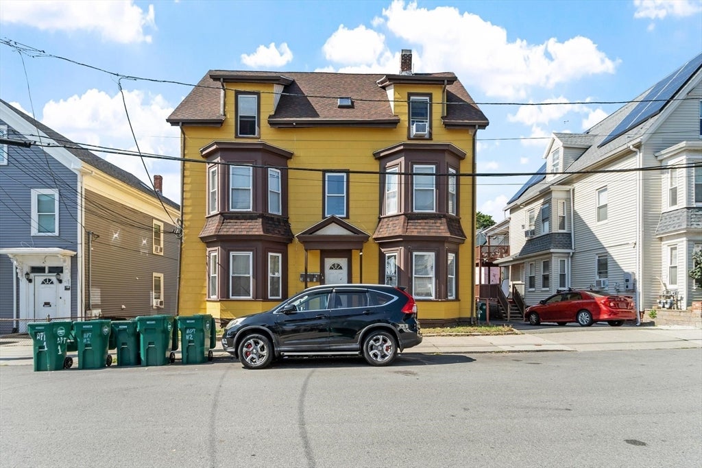 Photo of 107 Hollingsworth St, Lynn, MA