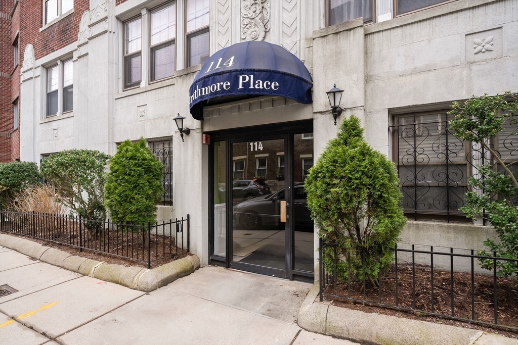 114 Strathmore Rd 404