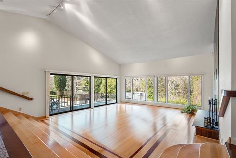 16 Wadsworth Ln Dartmouth MA 02748