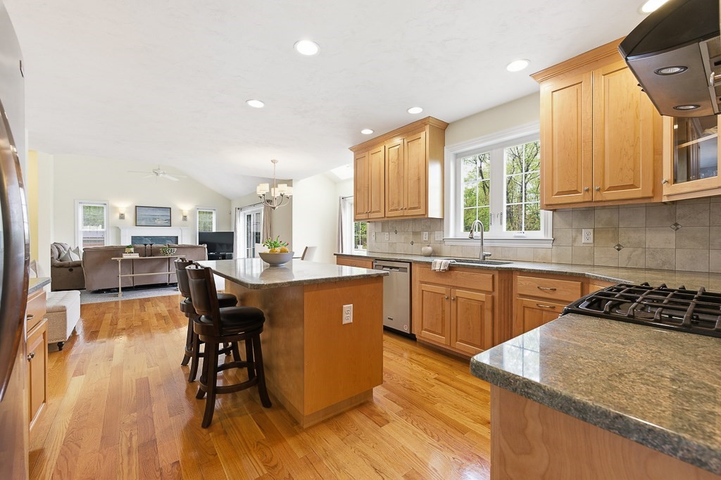 8 Victoria Circle, Shrewsbury, MA Photo #13