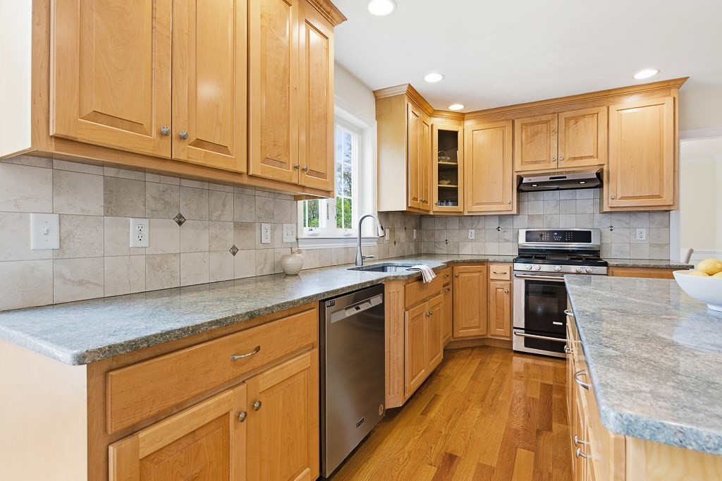 8 Victoria Circle, Shrewsbury, MA Photo #17