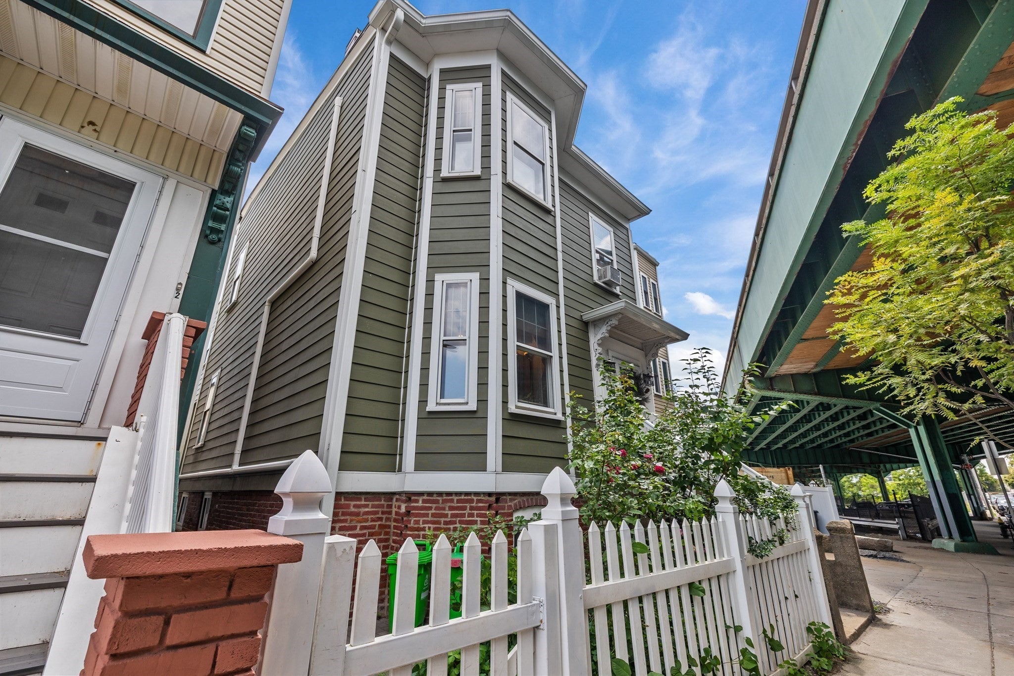 589 Saratoga St