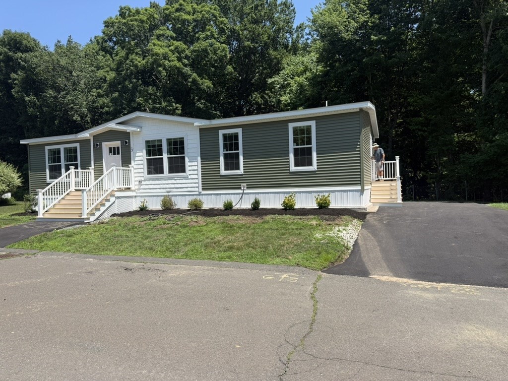 Photo 1 of 13 — 13 Parkwood Dr, West Springfield, MA 01089