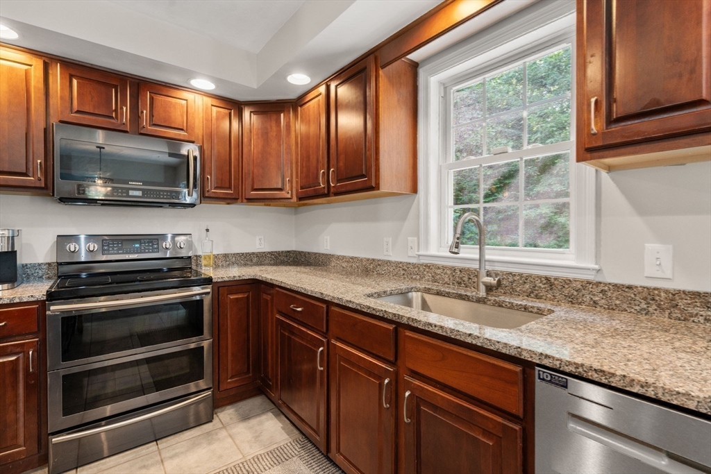 7 Evergreen Ln, Sturbridge, MA Photo #11