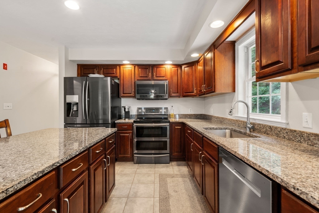7 Evergreen Ln, Sturbridge, MA Photo #10