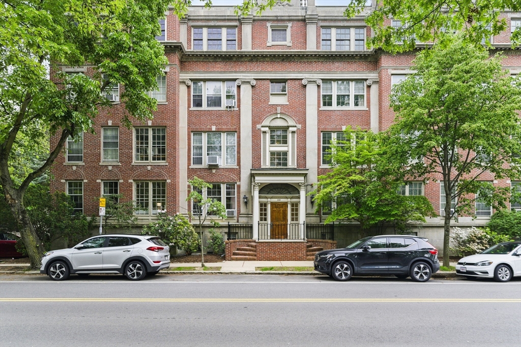 240 Brattle St 1