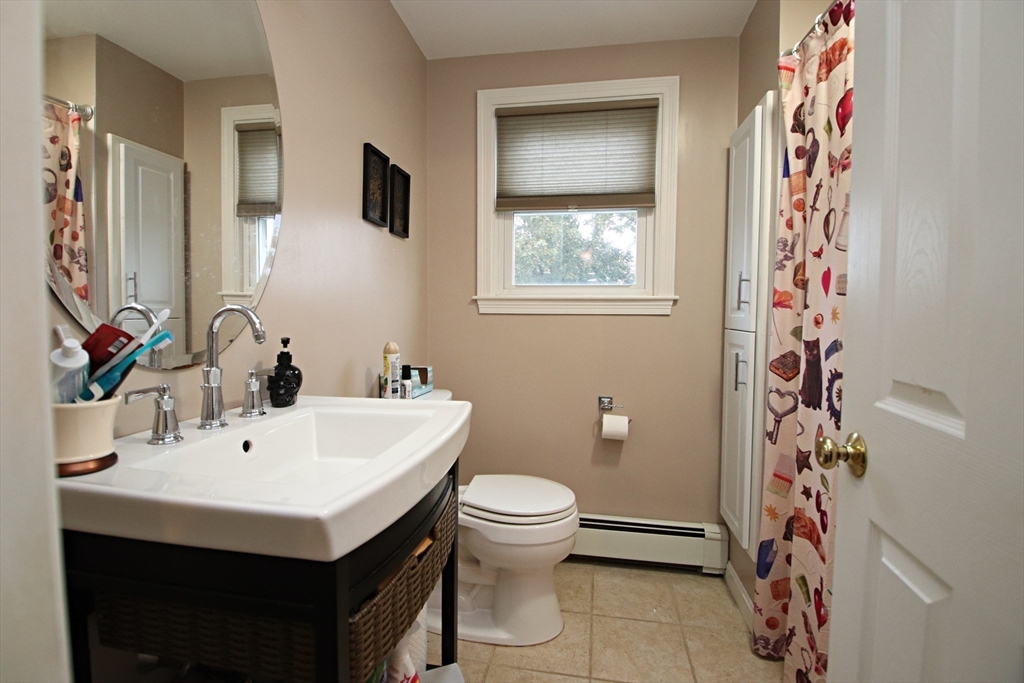 Saugus, Massachusetts 01906, United States, 4 Bedrooms Bedrooms, ,2 BathroomsBathrooms,Residential,Active,228101