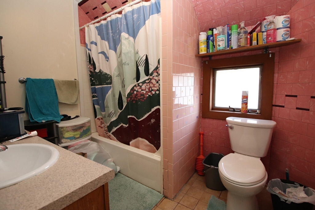 Malden, Massachusetts 02148, United States, 4 Bedrooms Bedrooms, ,2 BathroomsBathrooms,Residential,Pending,118921