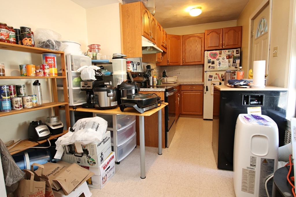 Malden, Massachusetts 02148, United States, 4 Bedrooms Bedrooms, ,2 BathroomsBathrooms,Residential,Pending,118921