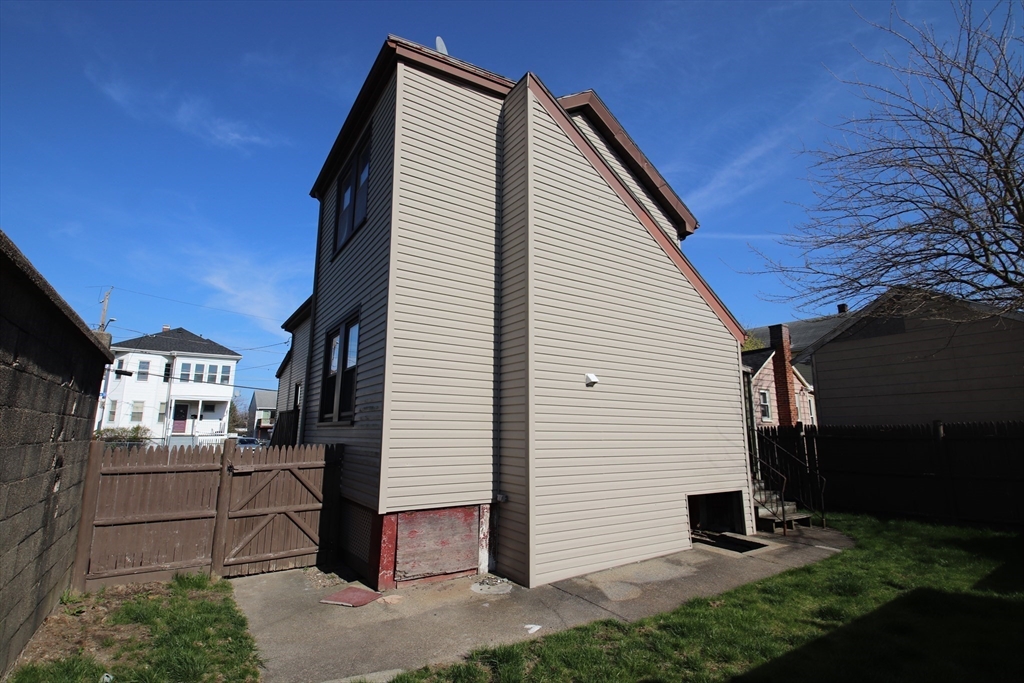 Malden, Massachusetts 02148, United States, 4 Bedrooms Bedrooms, ,2 BathroomsBathrooms,Residential,Pending,118921