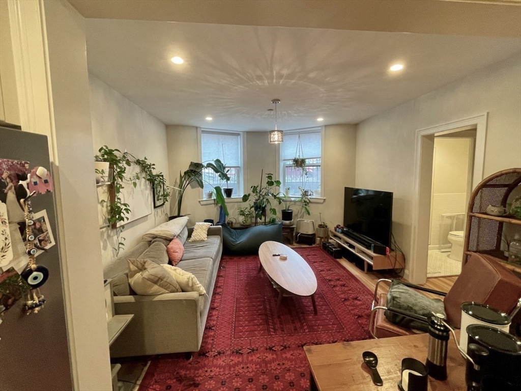 Click for 652 Massachusetts Avenue #1, Boston, MA slideshow