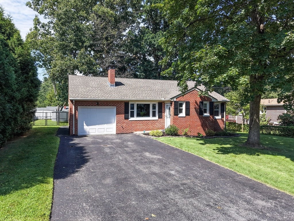 Photo of 114 Fenway Dr, Springfield, MA