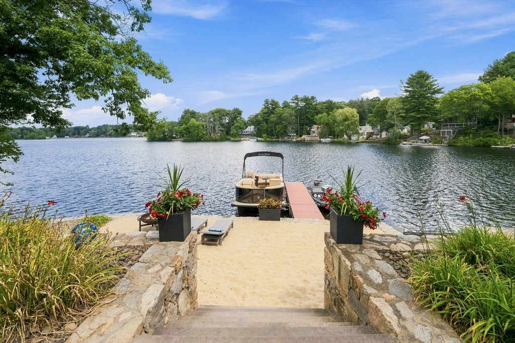 53 Kinsley Ln, Mendon, MA Photo #3