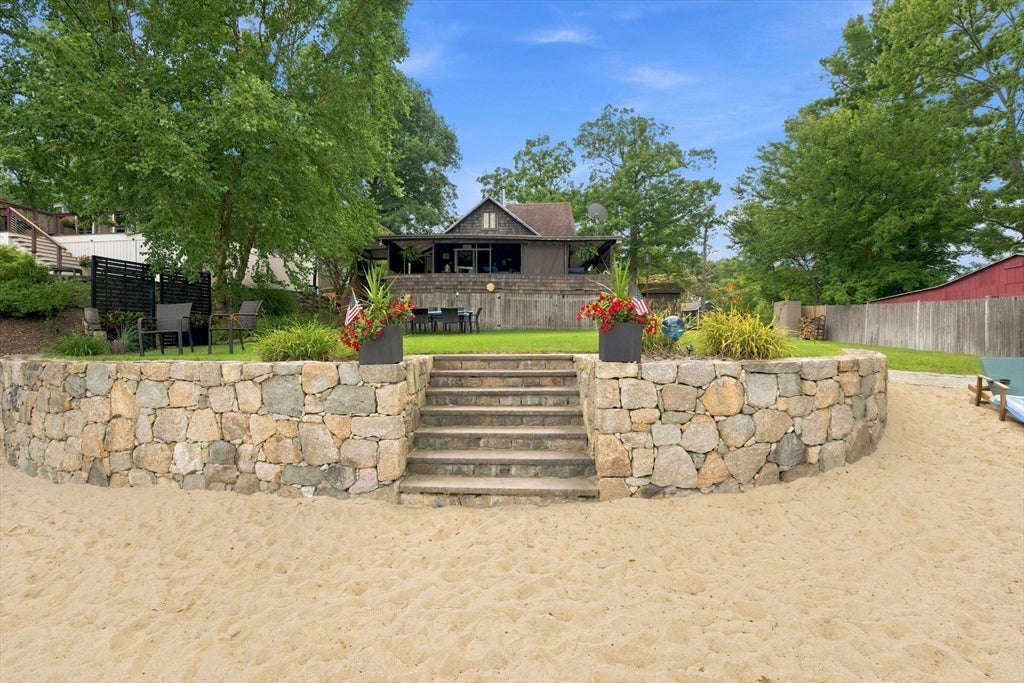 53 Kinsley Ln, Mendon, MA Photo #4